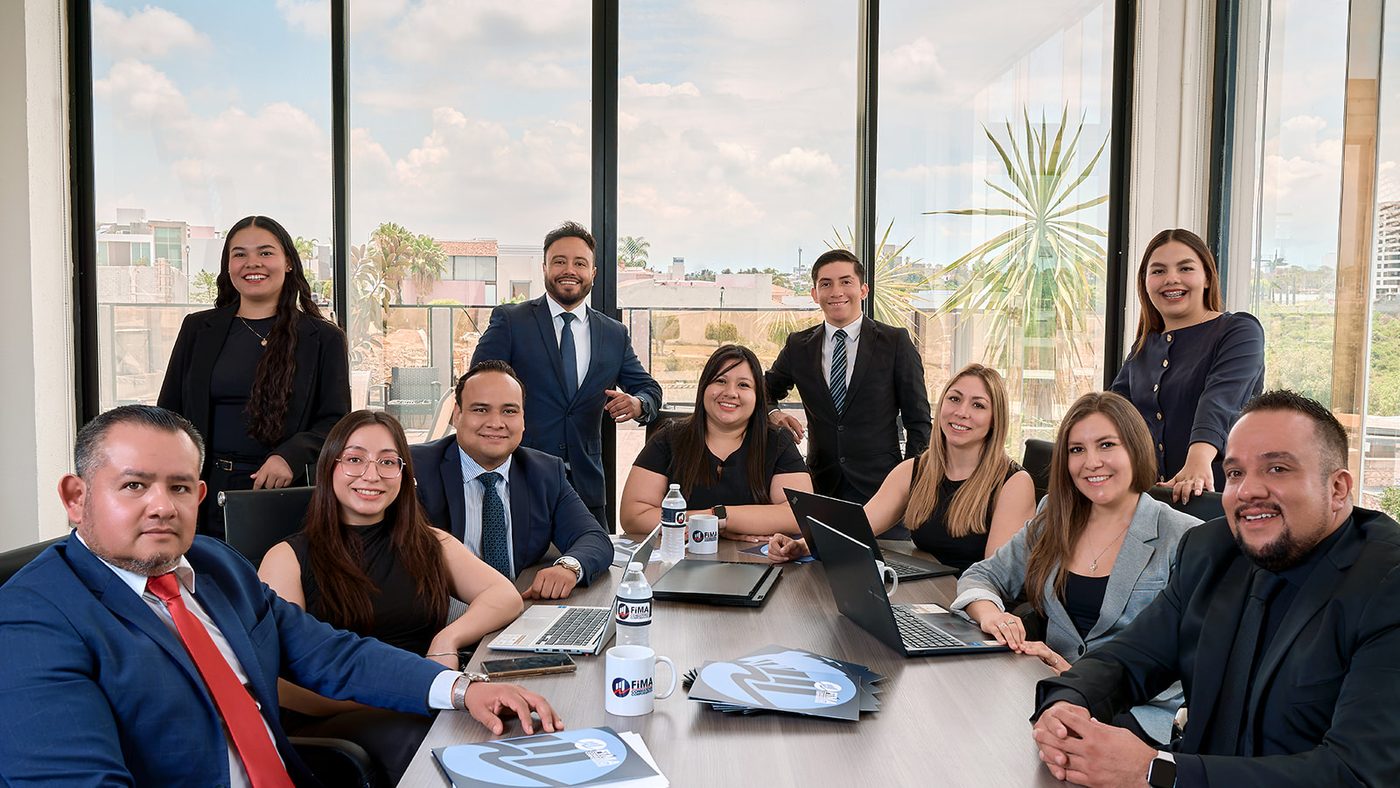 El equipo de FIMA trabajando en la sala de juntas de sus oficinas de León