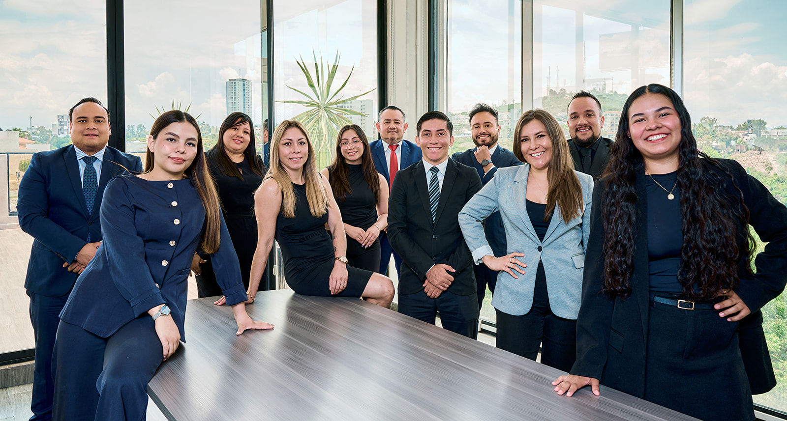El equipo de FIMA Consultores Corporativos en la sala de juntas, con vista a los cerros de León